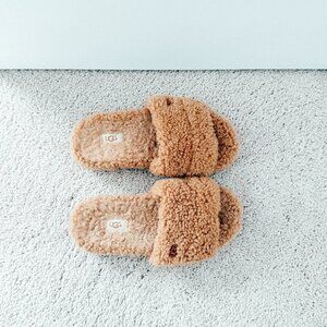 UGG Women's Cozetta Curly Slipper (Size 6)